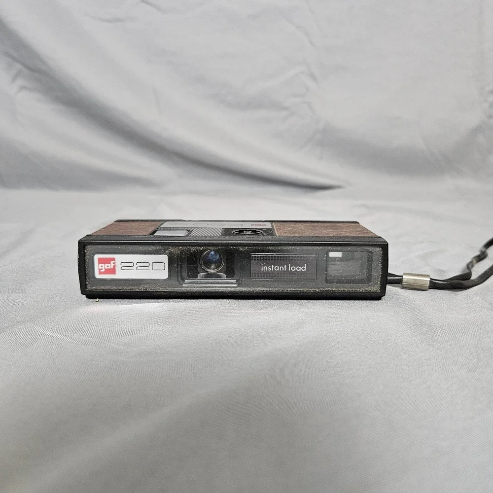 Vintage GAF 220 Pocket Camera • 1970s Instant Load 110 Film • Woodgrain Design •